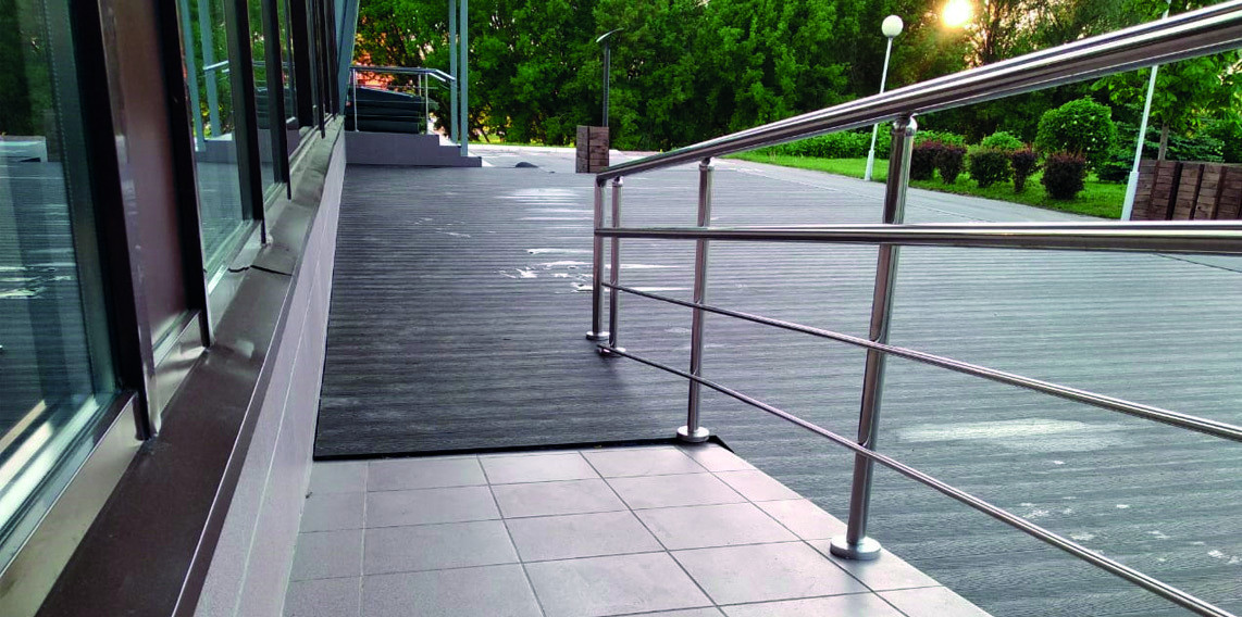 Настил у гостиницы